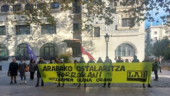 LAB se ha concentrado este miércoles ante la sede de la patronal SEA Empresarios Alaveses. 