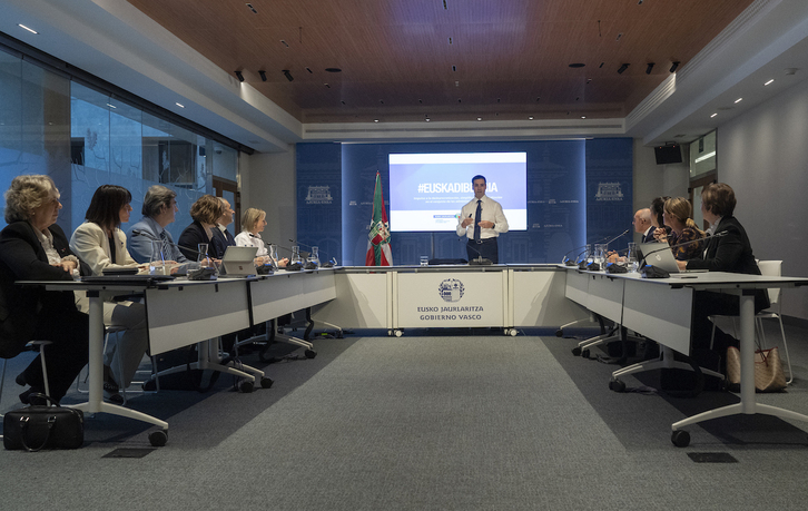 El lehendakari, Imanol Pradales, en la presentación de la reunión.