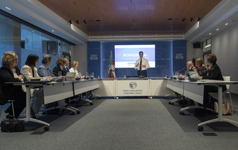 El lehendakari, Imanol Pradales, en la presentación de la reunión.