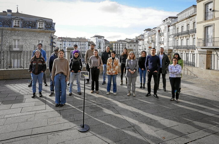 Ernairen eta manifestua sinatu duten eragile batzuen ordezkariek agerraldia egin zuten atzo Gasteizen.