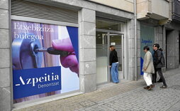 Los representantes institucionales de EH Bildu se reunieron en la oficina de vivienda de Azpeitia.