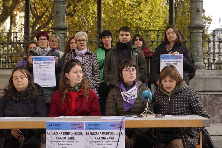 Euskal Herriko Mugimendu Feministaren agerraldia A-25eko mobilizazioen berri emateko.