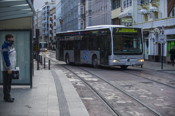 El Parlamento de Gasteiz se ha posicionado a favor de mantener un 20% de descuento en el transporte público en 2025.