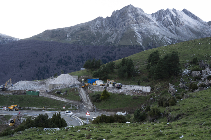 Escombros del cuartel recién derruido, con Lakartxela al fondo recién blanqueado con las primeras nieves del año.