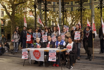 Concentración de Stop Desahucios en el Boulevard de Donostia.