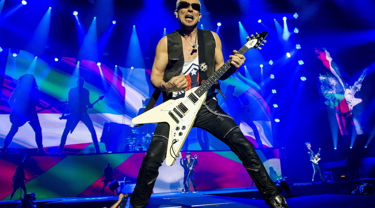 Scorpions en Bilbao Arena, en 2016, con la ikurriña de fondo.