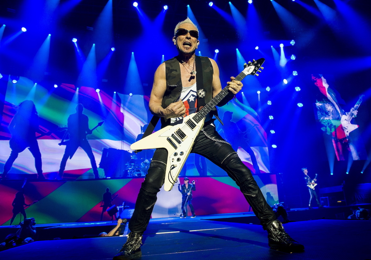 Scorpions en Bilbao Arena, en 2016, con la ikurriña de fondo.