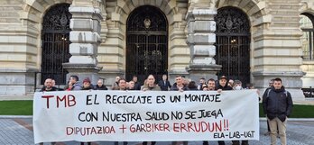 Concentración de los trabajadores de la TMB de Arraiz ante el palacio foral.