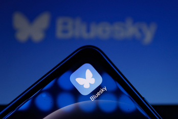 Una mariposa blanca sobre fondo azul es el símbolo de Bluesky, plataforma cuyo funcionamiento es muy parecido al de Twitter.