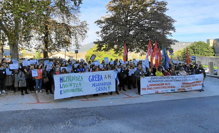 Concentración celebrada ante Educación durante la huelga del colectivo de especialistas de apoyo educativo de Nafarroa.