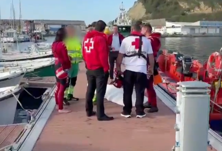 Miembros de los equipos de rescate, junto al cuerpo localizado entre Zumaia y Getaria.