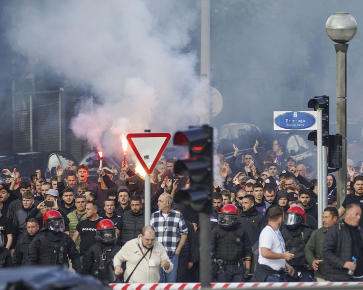 Hinchas del Anderlecht recorren las calles de Donostia.