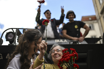 Celeste Caeiro repartiendo claveles este pasado 25 de abril, como hiciese hace medio siglo.