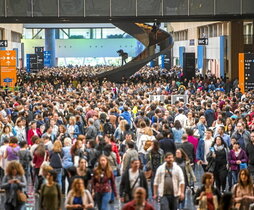 Miles de personas aguardan en el BEC para hacer el examen de una OPE de Osakidetza.