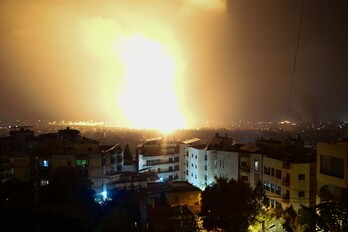 Explosión nocturna en un edificio de Dahieh, tras el bombardeo israelí.