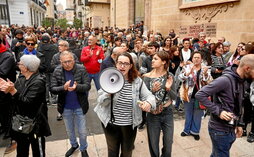 Una concentración pidió la dimisión de Mazón a las puertas de Les Corts.