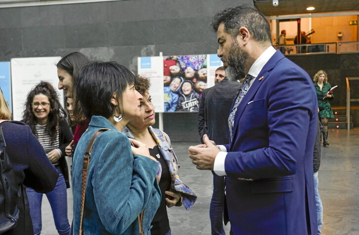 Imagen en la que Laura Aznal y Ramón Alzorriz aparecen conversando.