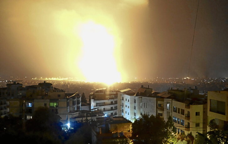 Explosión nocturna en un edificio de Dahieh, tras el bombardeo israelí.