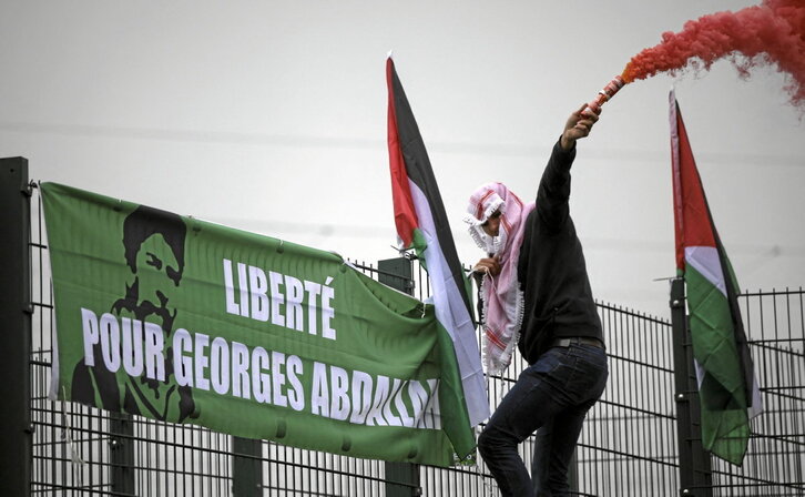 Un manifestante en la manifestación para pedir la libertad de Abdallah, frente a la prisión de Lannemezan, el 26 de octubre.