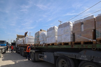 Imagen de arhivo de un convoy de suministros en Rafah.