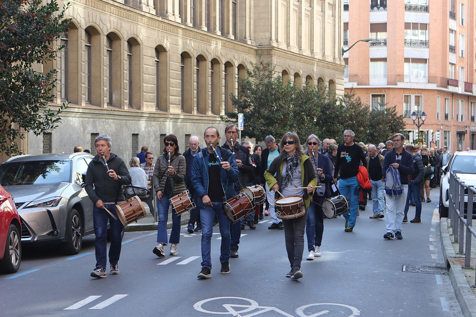 Kalejiran atera dira Alhondigatik, eta Bira Kultur Gunean sagardoa, pintxoak, erromeria, musika eta jai giroa izan dira bertan.