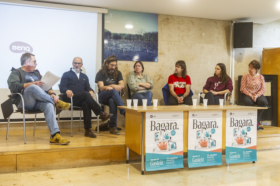 Goizean, Itsaso Compañon ardogilea, Patxi Marta taichi txapelduna, Ruben Sanchez irakaslea, Iñaki Etaio irakaskuntzan aditua, Leire Garai pilotaria eta Edurne Agirre erizaina elkartu dira, maratoiaren barnean Gure Eskuk Gasteizen egindako solasaldian.