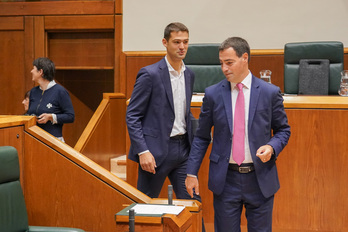 El lehendakari Imanol Pradales y el portavoz parlamentario del PNV Joseba Díez Antxustegi entran al Parlamento.