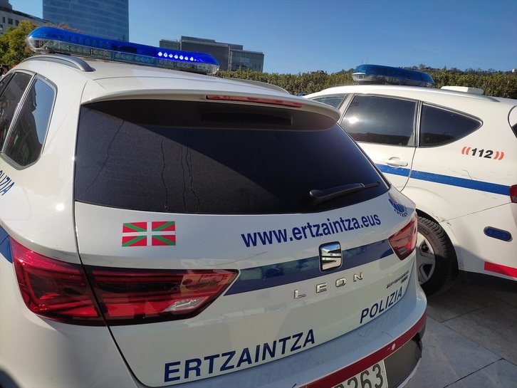 Coches patrulla de la Ertzaintza en una imagen de archivo.