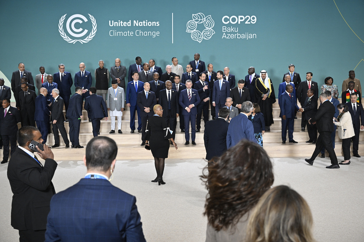 Los líderes de los países que participan en la COP29 se disponen a sacar la foto de familia.