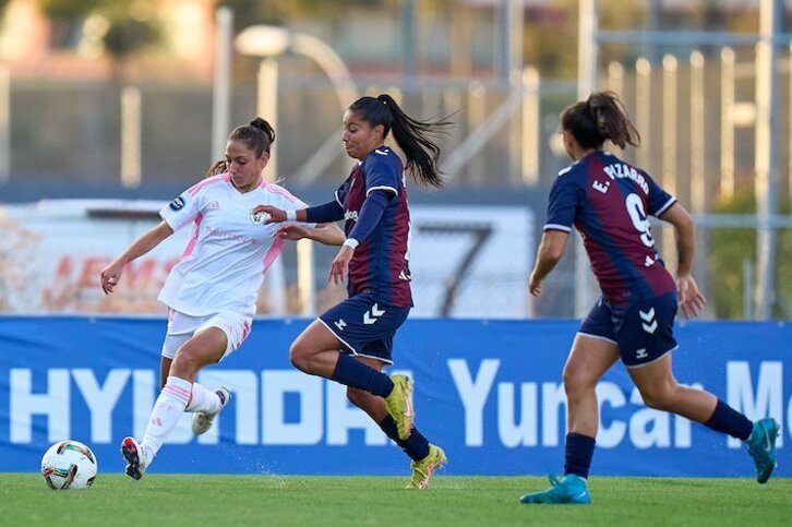 Andrea Álvarez intenta evitar el centro de Villafañe.