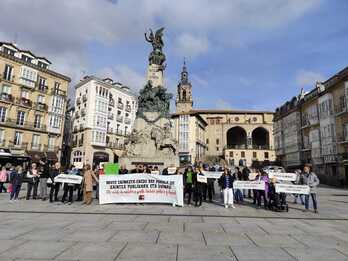 La asociación de apoyo a personas dependientes se ha concentrado en la plaza de la Virgen Blanca de Gasteiz.