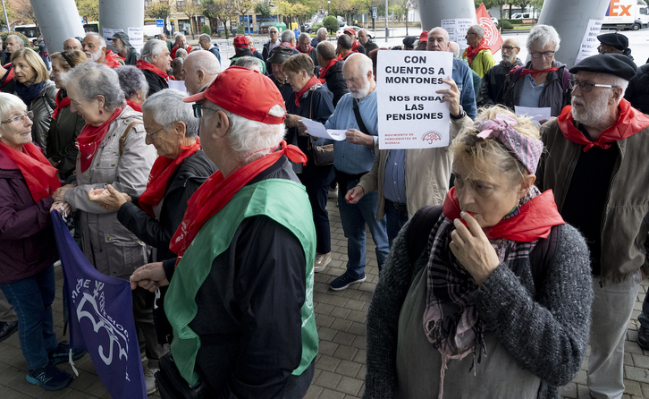 Manifestación de pensionistas de Bizkaia en octubre ante el BEC con motivo del congreso Global Pensions Programme y para denunciar que el encuentro está dedicado a promover productos financieros contrarios al sistema público de pensiones.