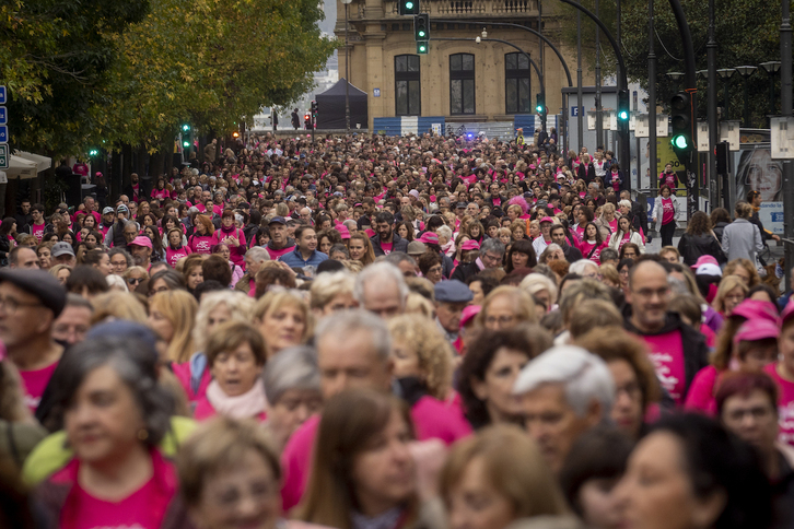 Miles de personas han teñido de rosa las calles del centro de Donostia en la marcha de Katxalin.