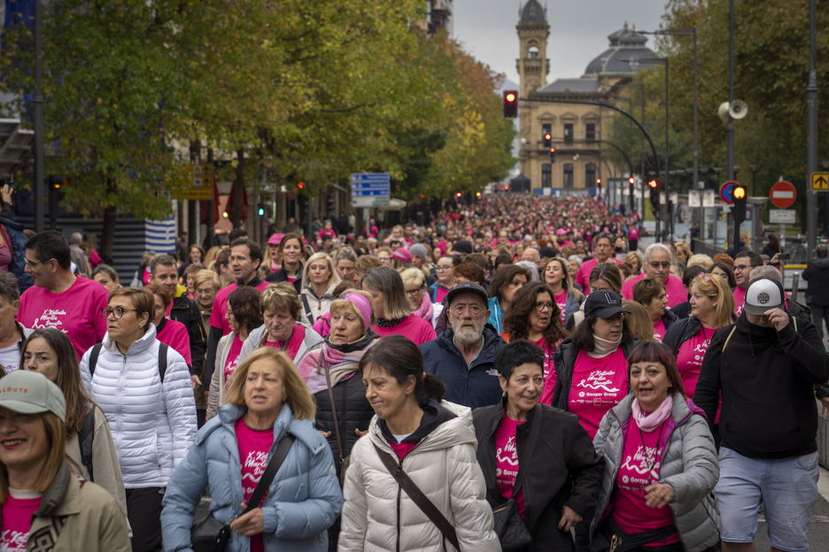 Miles de personas se han sumado a la marcha por el centro de Donostia.