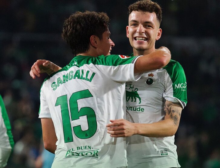 El donostiarra Sangalli y el derioarra Vicente celebran el 1-0 al Burgos este pasado sábado.