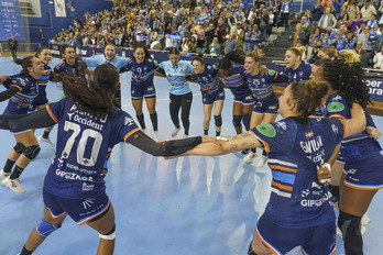 Las jugadoras del Bera Bera celebran la victoria que les mete en la fase de grupos de la EHF European League.