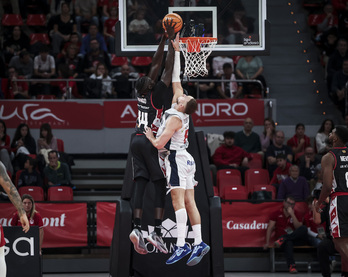 El angoleño Bango ha superado al juego interior del Baskonia.