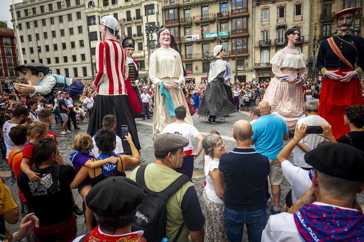 Gigantes bailan en la plaza del Arriaga cerca de Gargantúa.