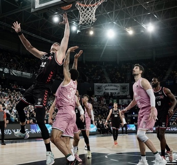 Tomasz Gielo se estrella con la defensa del Joventut.