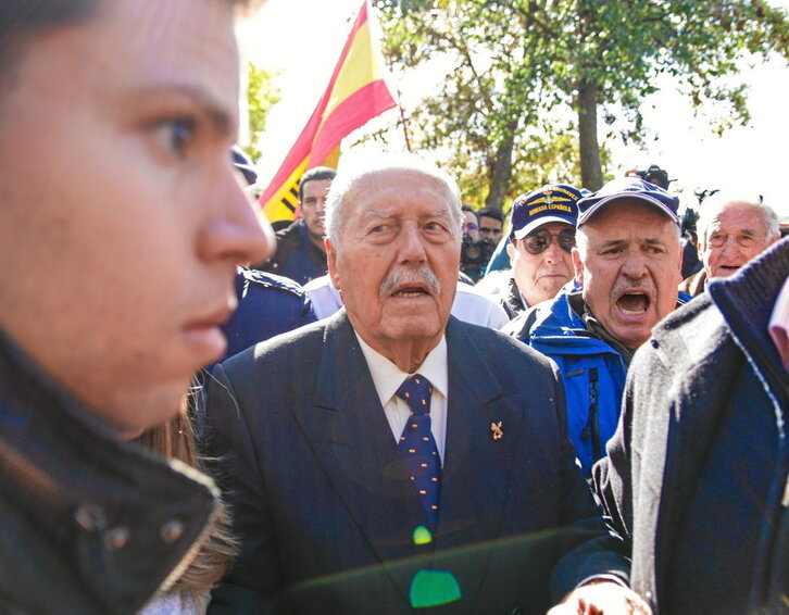 El coronel retirado de la Guardia Civil Antonio Tejero, acompañado por elementos ultras, protesta por la exhumación de Franco.