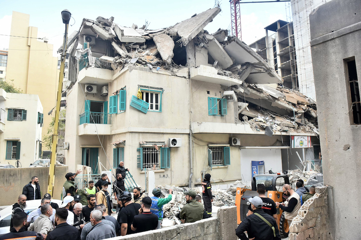 Un edificio destruido por el bombardeo israelí de este domingo sobre el barrio beirutí de Ras al Nabaa.