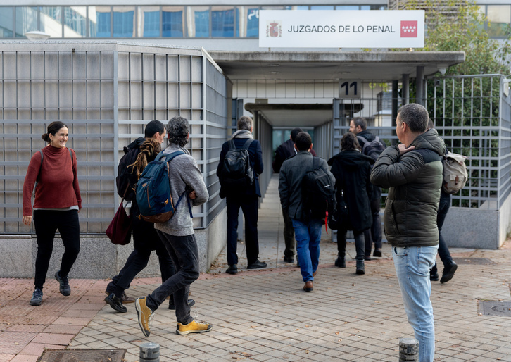 La coordinadora de la plataforma 25-S, Elena Martín, acompañada de los activistas acusados, llega al juzgado.