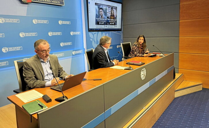 Pedraza, Gurpegui y Buesa, en la presentación del buzón y el resto de la campaña.