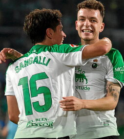 Sangalli y Vicente celebran el 1-0 al Burgos este sábado.