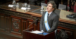 A la izquierda, Javier Milei interviene en el Congreso argentino. Bajo estas líneas, junto a Donald Trump y Elon Musk.