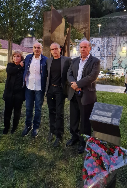 Francisco Mañas, segundo por la izquierda, en la inauguración del monolito instalado en Santander.