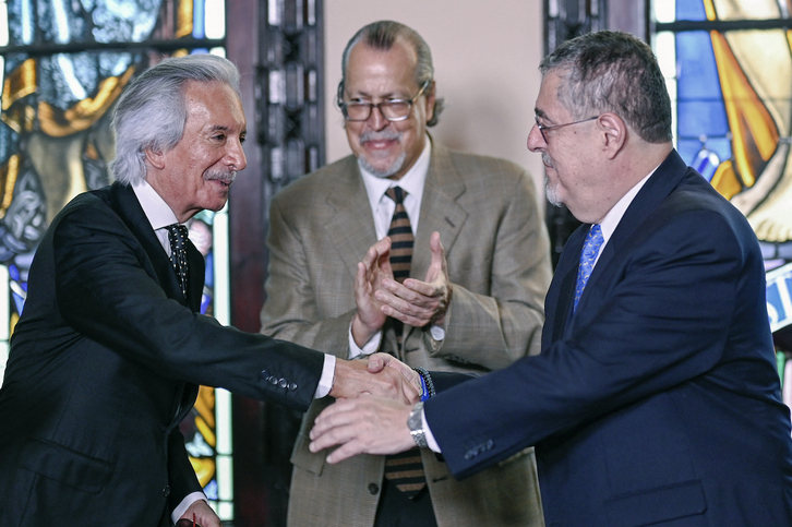 El periodista José Rubén Zamora junto al presidente de Guatemala, Bernardo Arévalo.