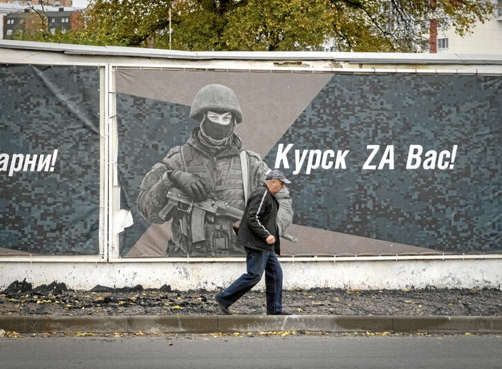 Un hombre pasa ante un mural en honor de los soldados rusos, en Kursk.