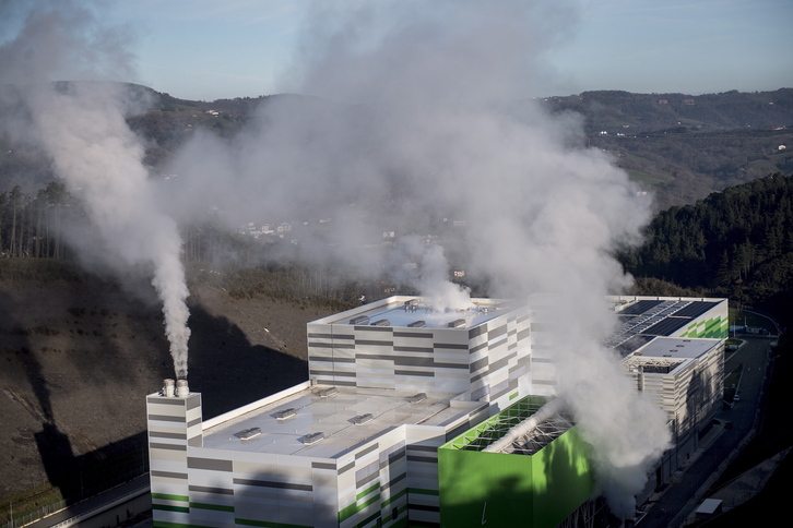 Un mes después de su arranque en pruebas, la incineradora seguía echando humo a toda máquina. 