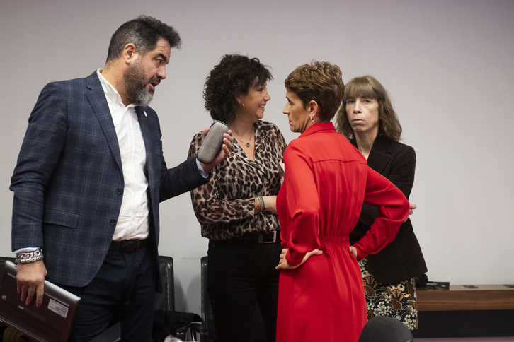 La presidenta Chivite charla con los parlamentarios de su partido, antes de la comparecencia. 